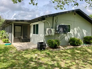 1412 SE Paradise Ave in Crystal River, FL - Foto de edificio - Building Photo
