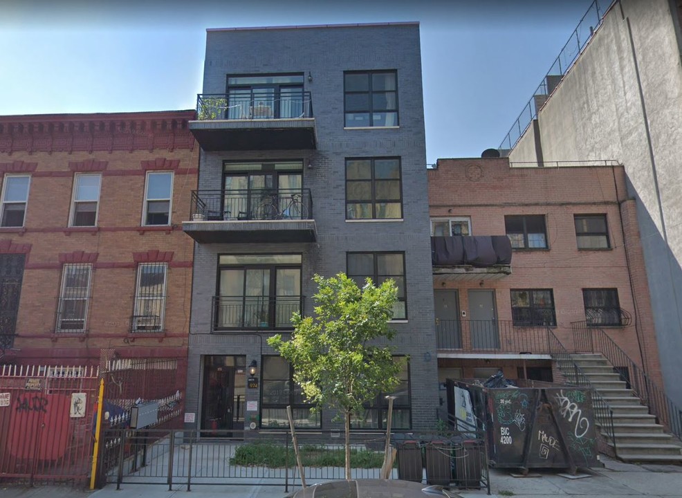 974 Greene Ave in Brooklyn, NY - Foto de edificio