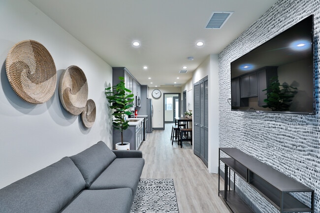 2811 Menlo Ave, Unit 2815 in Los Angeles, CA - Building Photo - Building Photo