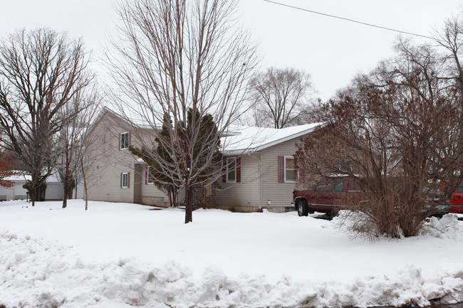 205 17th Ave W in Menomonie, WI - Foto de edificio - Building Photo