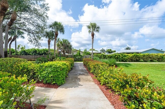 4130 Looking Glass Ln in Naples, FL - Building Photo - Building Photo