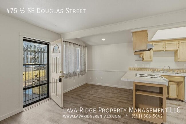 475 SE Douglas St in Bend, OR - Building Photo - Building Photo