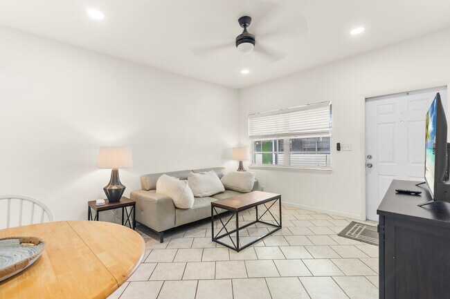 1127 NE 5th Ave in Fort Lauderdale, FL - Building Photo - Building Photo