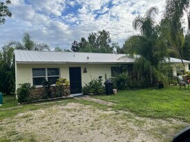 2833 N 2nd St, Unit 2833 in North Fort Myers, FL - Building Photo