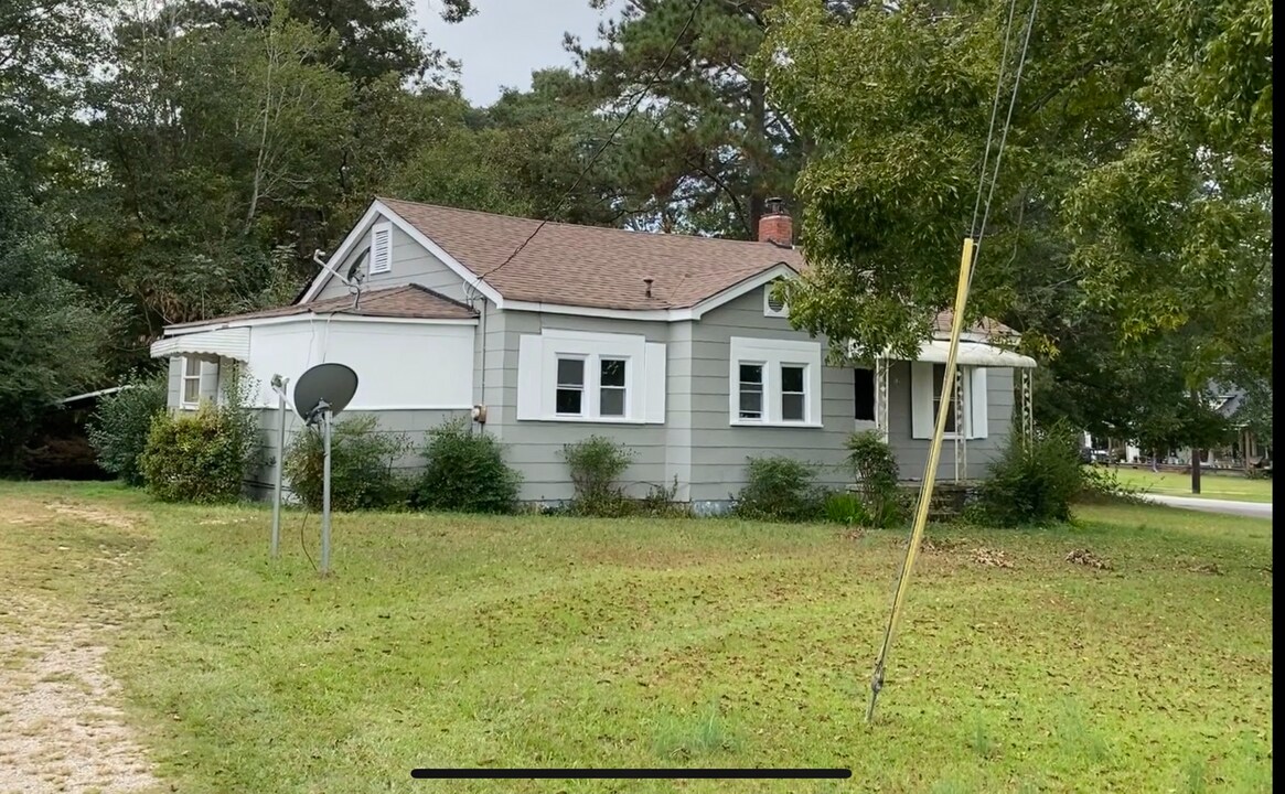 12 Cedar St in Grantville, GA - Building Photo