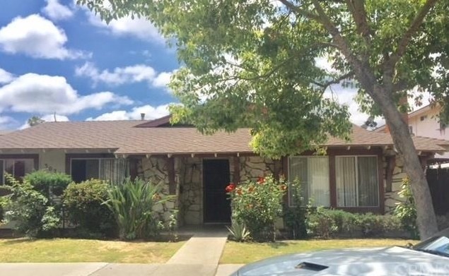 3030 E Topaz Ln in Fullerton, CA - Foto de edificio