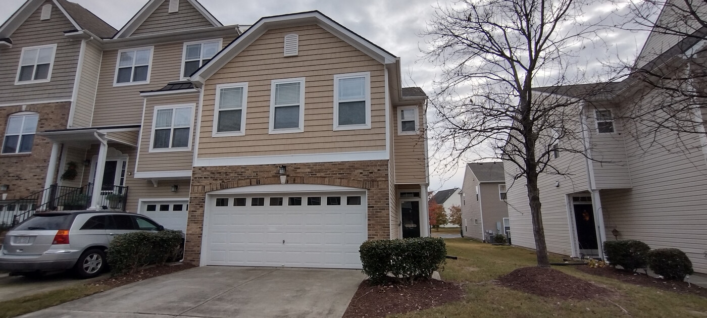Room in Townhome on Keystone Park Dr in Morrisville, NC - Foto de edificio