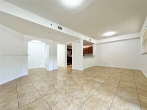 10870 NW 88th Ter, Unit 225 in Doral, FL - Foto de edificio - Building Photo