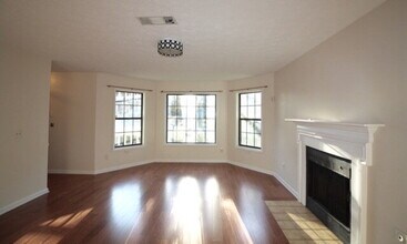 4991 Sugar Creek Dr in Sugar Hill, GA - Foto de edificio - Building Photo