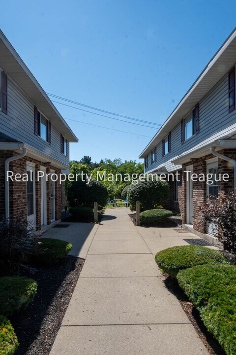 32B Pine Ln in Albany, NY - Foto de edificio