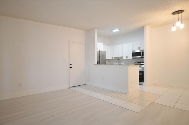 9499 W McNab Rd in Tamarac, FL - Building Photo - Building Photo