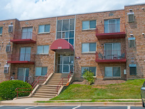 Hilltop Apartments in Washington, DC - Foto de edificio - Building Photo