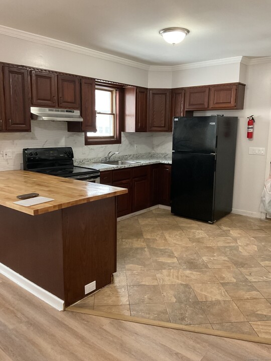 52 Academy Ave-Unit -1 in Waterbury, CT - Building Photo