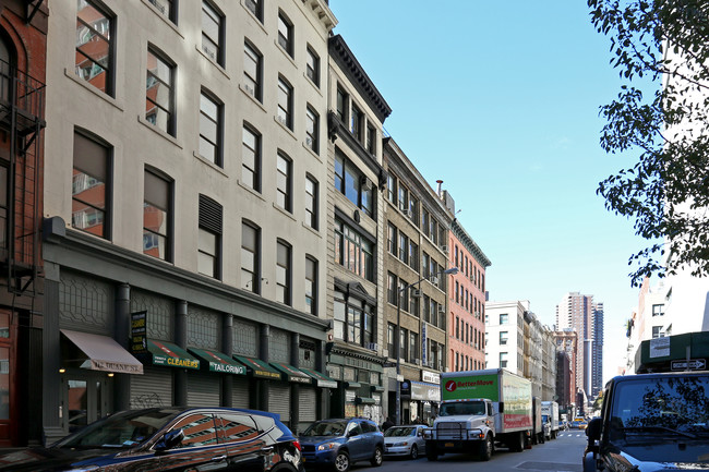 Elevatored Apt. Building in New York, NY - Building Photo - Building Photo