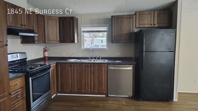 1845 NE Burgess Ct in Topeka, KS - Building Photo - Building Photo