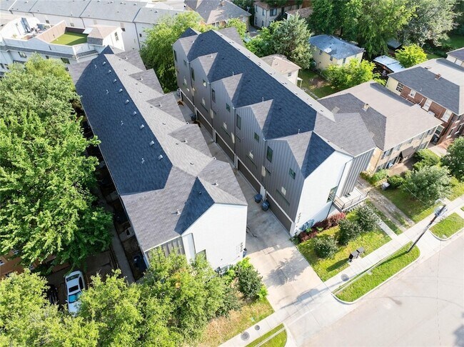 6028 Lewis St, Unit 201 in Dallas, TX - Foto de edificio - Building Photo