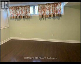 954 Midland Ave in Toronto, ON - Building Photo - Building Photo