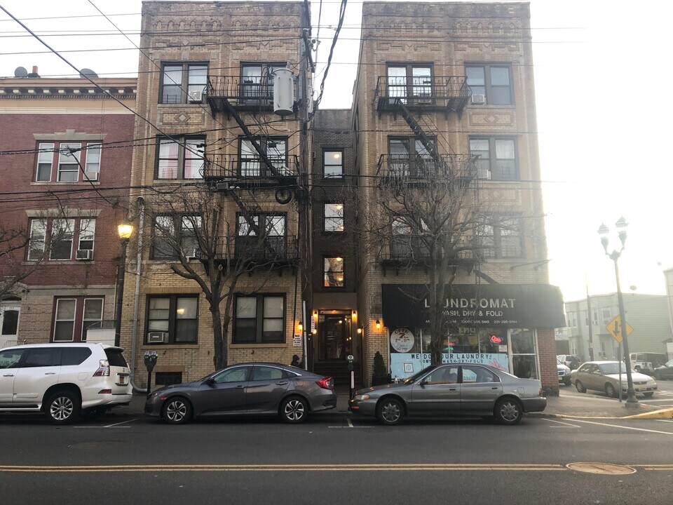 119 60th St in West New York, NJ - Building Photo