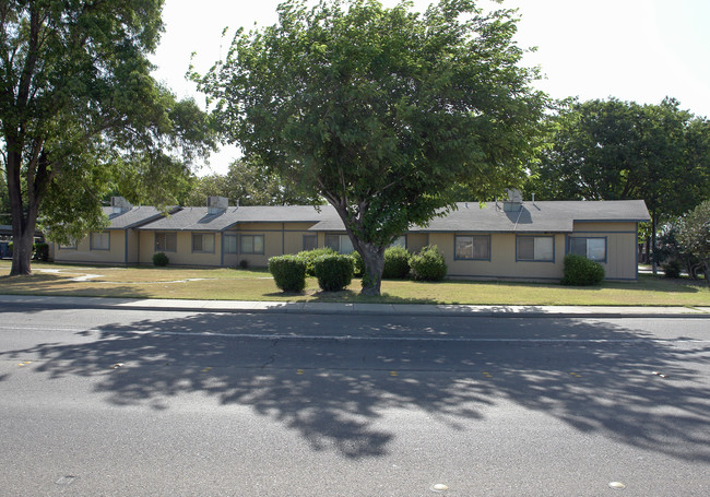 Merced West Apartments in Merced, CA - Building Photo - Building Photo