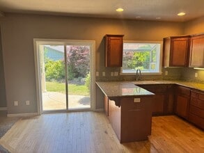 1864 Gabriel Way in Medford, OR - Building Photo - Building Photo