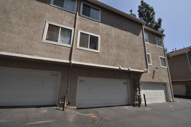 15520 Foothill Blvd in Los Angeles, CA - Foto de edificio - Building Photo