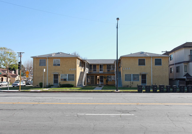 1700-1702 W Victory Blvd in Burbank, CA - Foto de edificio - Building Photo