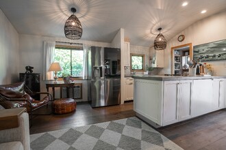 617 Acacia Ln in Emerald Hills, CA - Building Photo - Building Photo