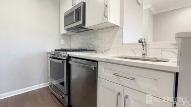 336 Cozzens Ct in East Brunswick, NJ - Building Photo - Building Photo