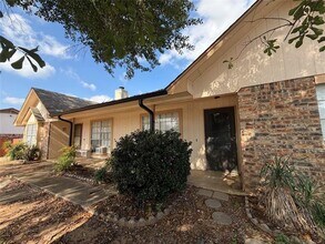 300 Bluegrass Ln in Euless, TX - Building Photo - Building Photo