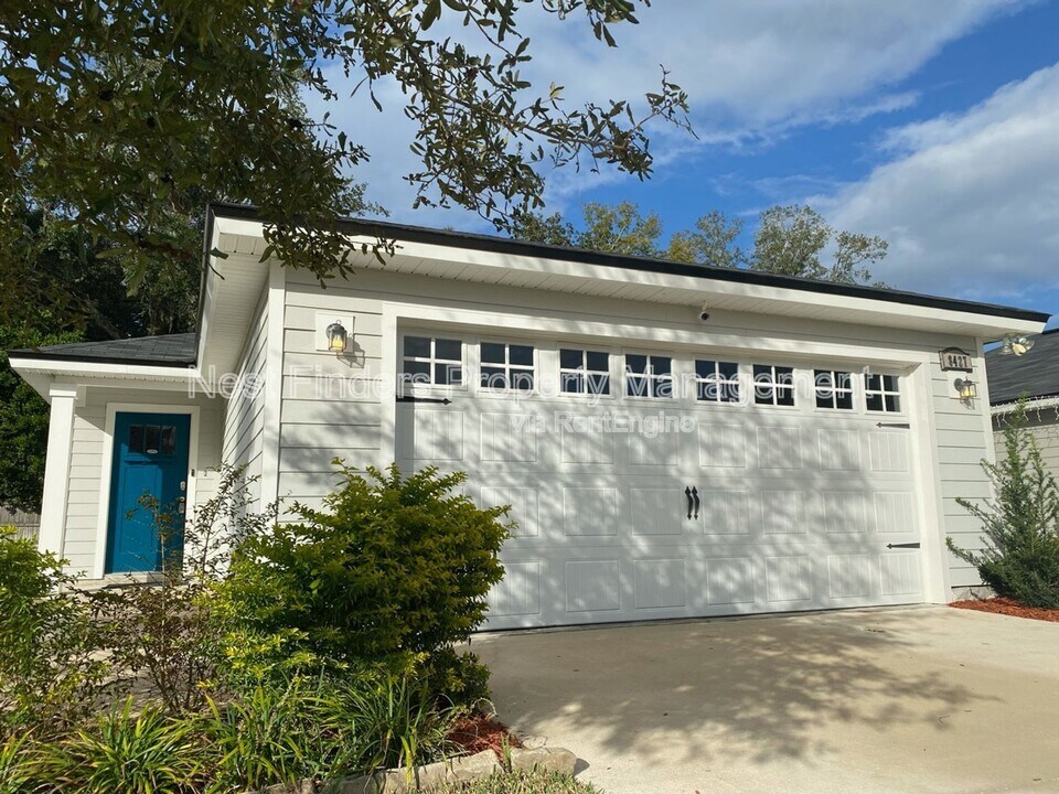 8427 Thor St in Jacksonville, FL - Foto de edificio