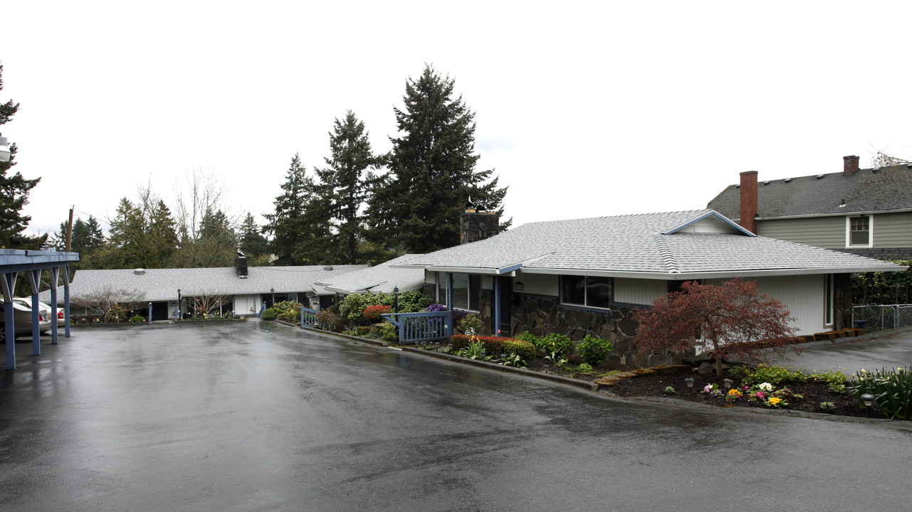 Lisa Villa in West Linn, OR - Building Photo