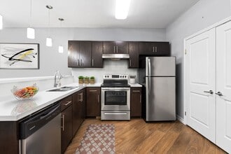 Avery Village Apartments & Townhomes in Laredo, TX - Building Photo - Building Photo