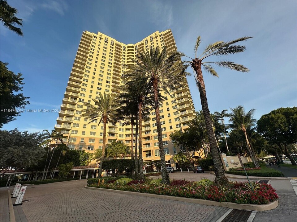19501 W Country Club Dr, Unit 1712 in Aventura, FL - Building Photo