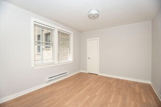 517 W Belmont Ave, Unit 3 in Chicago, IL - Building Photo - Building Photo