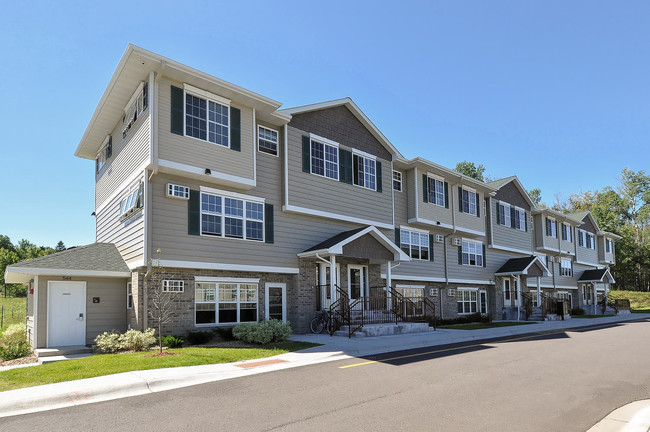 Boulder Ridge Apartments in Duluth, MN - Foto de edificio - Building Photo