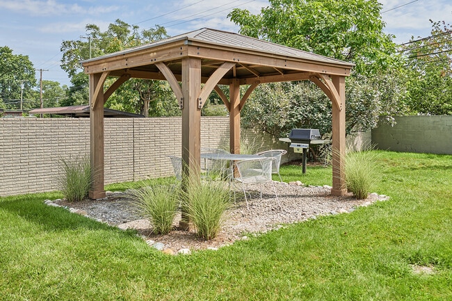 Royal Oak Crossings at Main