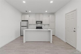 1213 Shavano Dr, Unit 4 in Edinburg, TX - Building Photo - Building Photo