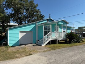 726 4th St in San Leon, TX - Building Photo