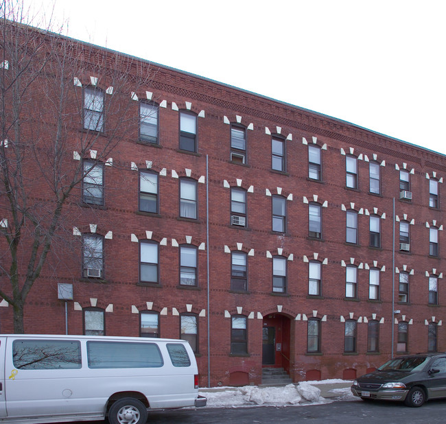 582 S Summer St in Holyoke, MA - Building Photo - Building Photo