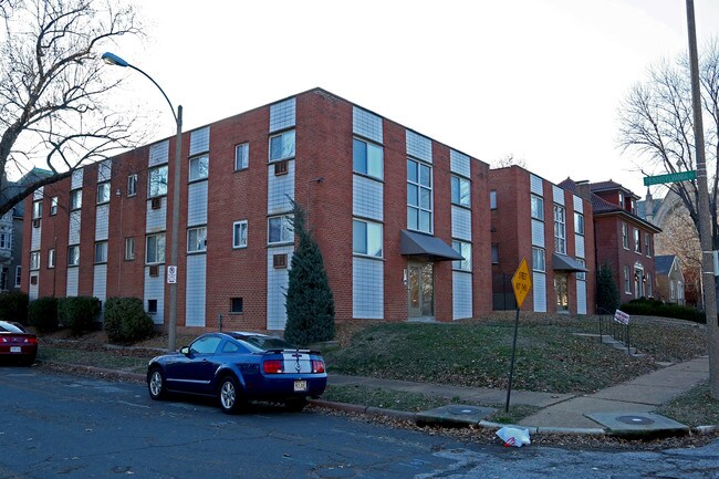 University Place Apartments in St. Louis, MO - Building Photo - Building Photo