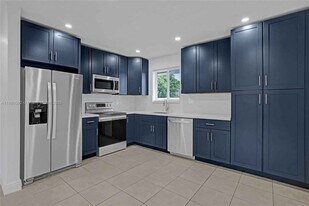 136 NW 6th Ave in Hallandale Beach, FL - Building Photo