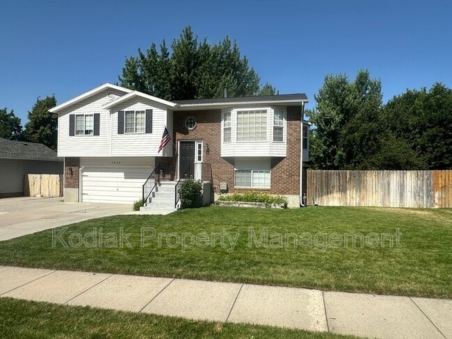 1214 Cannon Dr in Farmington, UT - Building Photo - Building Photo