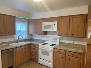 1666 SE Clatsop St in Portland, OR - Building Photo - Building Photo