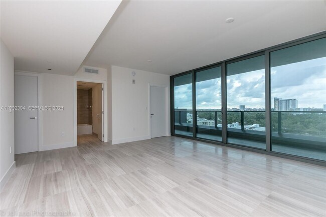 1451 Brickell Ave, Unit 905 in Miami, FL - Foto de edificio - Building Photo