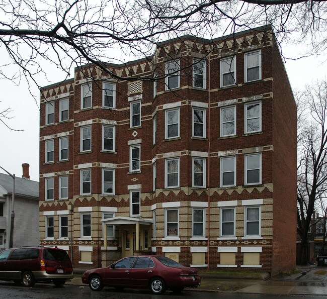156 Oak St in Holyoke, MA - Foto de edificio - Building Photo