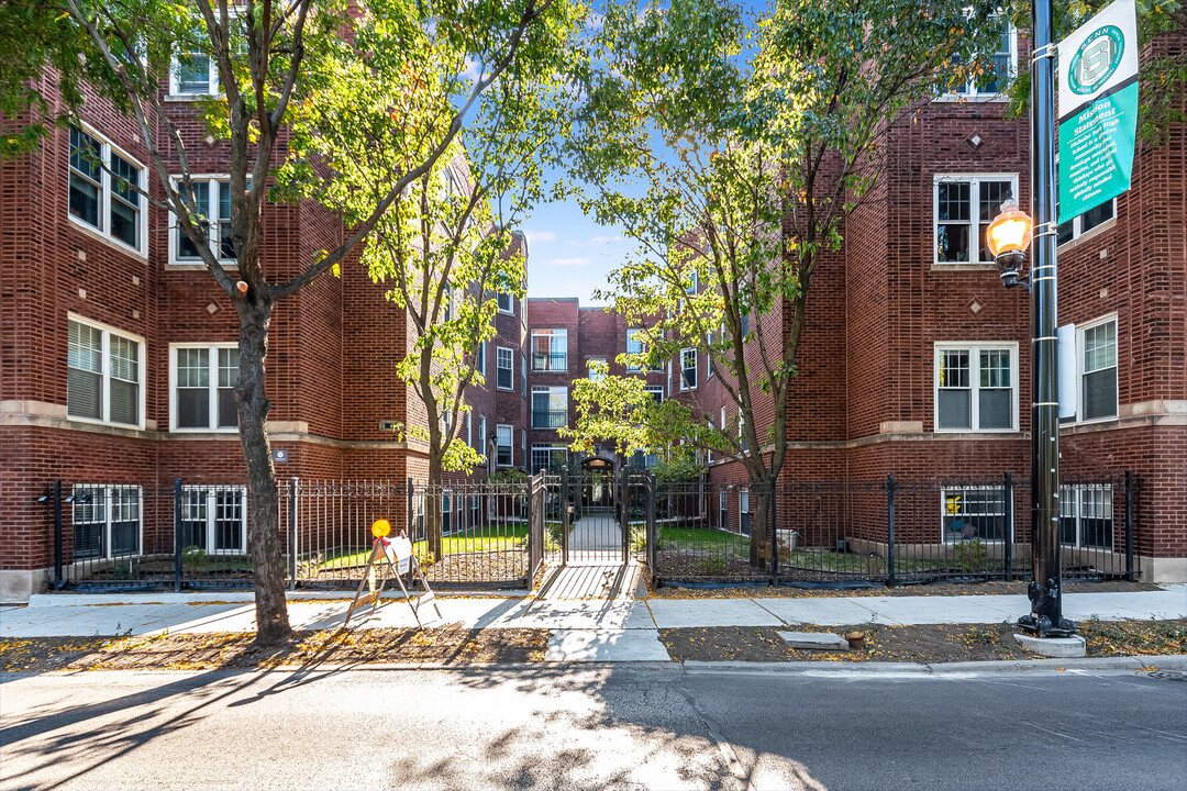 5874 N Ridge Ave in Chicago, IL - Building Photo