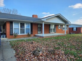 326 Lexington Dr in Glasgow, KY - Building Photo