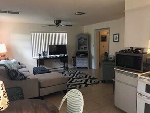 407 S Cooper St in New Smyrna Beach, FL - Building Photo - Building Photo