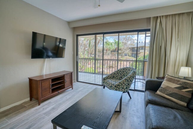 600 Neapolitan Way in Naples, FL - Building Photo - Building Photo