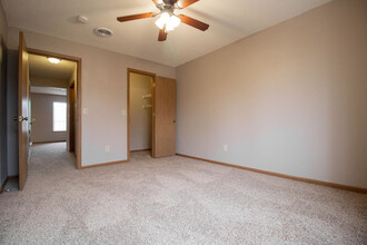 Delaware Crossing Apartments & Townhomes in Ankeny, IA - Building Photo - Building Photo